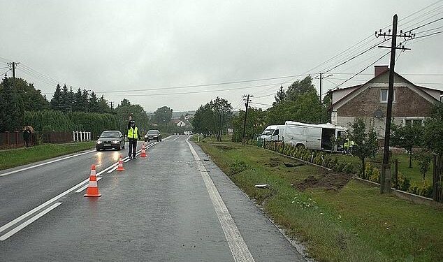 Hadykówka: Mercedes wjechał w dom.