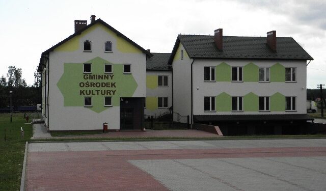 Zakończyła się przeprowadzka Urzędu Gminy w Łoniowie do nowego budynku.