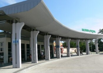 Dworzec autobusowy w Nowej Dębie nieczynny w niedzielę i święta