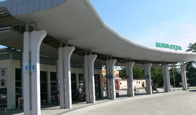 Dworzec autobusowy w Nowej Dębie nieczynny w niedzielę i święta