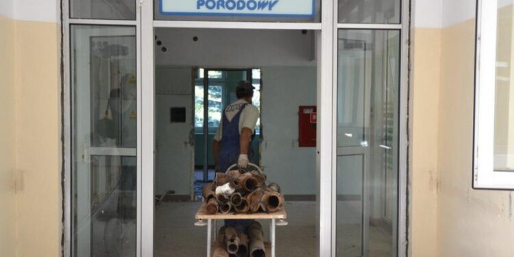 Poślizg przy remoncie stalowowolskiej porodówki.