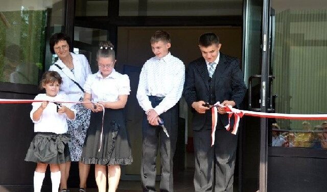 Uczniowie Zespołu Szkół Specjalnych w Stalowej Woli przecięli wstęgę na otwarcie swojej nowej szkoły.