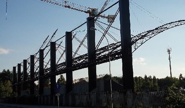 Trybuna z poślizgiem?