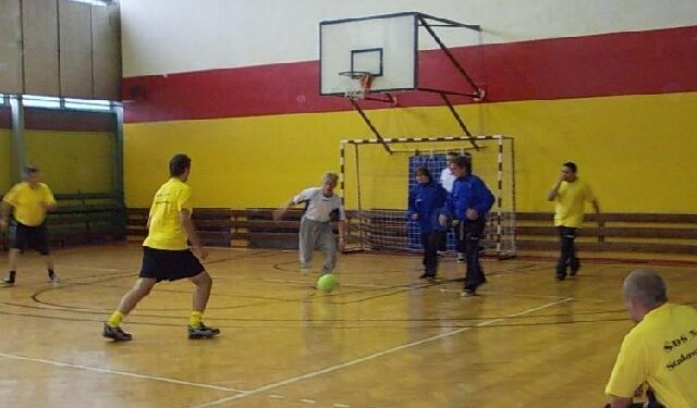 Głośny doping, mnóstwo emocji, rywalizacja i dobra zabawa.