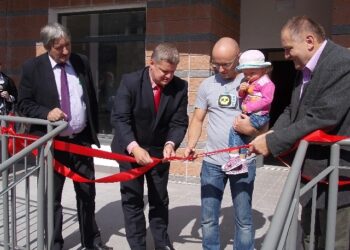 Nowi lokatorzy bloku TBS w Tarnobrzegu odebrali klucze do mieszkań