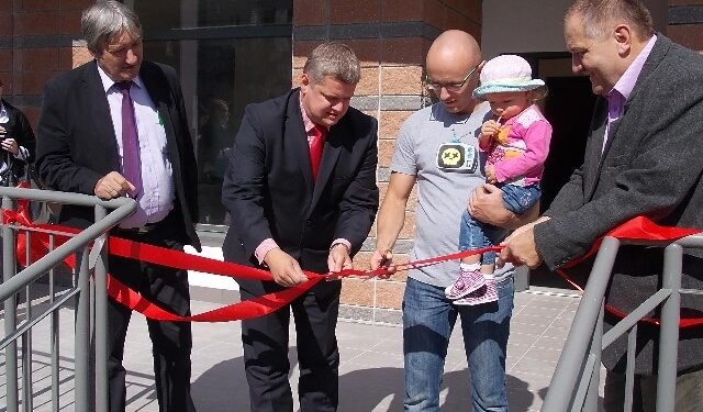 Nowi lokatorzy bloku TBS w Tarnobrzegu odebrali klucze do mieszkań