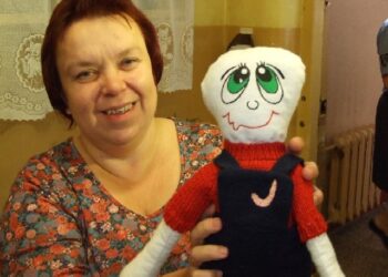 Więźniowie szyją lalki