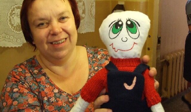 Więźniowie szyją lalki