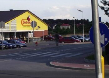 Do wielu wypadków dochodzi na skrzyżowaniu  ulicy Obrońców Pokoju i wjazdu do marketu 'Biedronka' w Kolbuszowej.