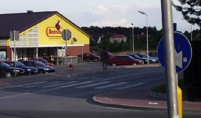 Do wielu wypadków dochodzi na skrzyżowaniu  ulicy Obrońców Pokoju i wjazdu do marketu 'Biedronka' w Kolbuszowej.