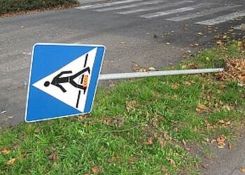 Znaki drogowe i tablice informacyjne na terenie Kolbuszowej są w opłakanym stanie  alarmują kierowcy.