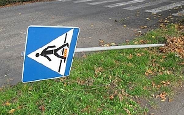 Znaki drogowe i tablice informacyjne na terenie Kolbuszowej są w opłakanym stanie  alarmują kierowcy.