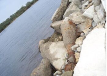 Sandomierz: Wojenny niewybuch na brzegu Wisły.