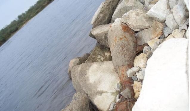 Sandomierz: Wojenny niewybuch na brzegu Wisły.