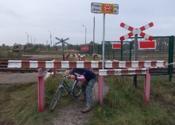Niebezpieczne przejście przez tory w Knapach