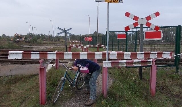 Niebezpieczne przejście przez tory w Knapach