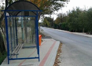 Mieszkańcy Werynii chcą zmienić fatalną lokalizację przystanku autobusowego.