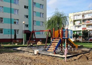 Dwa nowe place zabaw dla dzieci powstają przy ul. Mickiewicza w Staszowie.