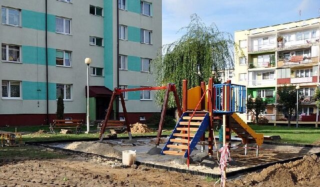 Dwa nowe place zabaw dla dzieci powstają przy ul. Mickiewicza w Staszowie.