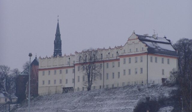 Zakończyła się budowa boiska przy sandomierskim Collegium Gostomianum.