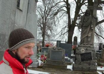 Kolbuszowianie ratują zabytkowe nagrobki.