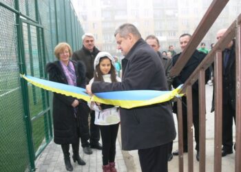 Nowy kompleks boisk sportowych Orlik 2012 otworzono dziś uroczyście  w Szkole Podstawowej numer 4 w Tarnobrzegu.