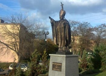 Koniec nieporozumień dotyczących budowy pomnika Jana Pawła II  i jego lokalizacji w Mielcu.