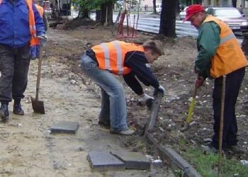 Mielecki magistrat naprawia chodnik po niechlujnym wykonawcy