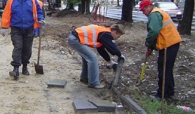 Mielecki magistrat naprawia chodnik po niechlujnym wykonawcy