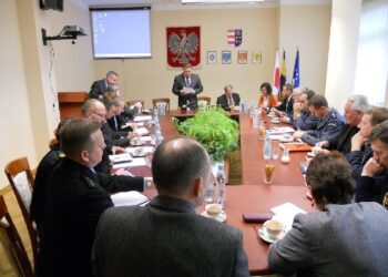 W Tarnobrzegu rozmawiano o przygotowaniach do zimy i organizacji ratownictwa medycznego na terenie powiatu tarnobrzeskiego w roku 2013.