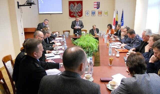 W Tarnobrzegu rozmawiano o przygotowaniach do zimy i organizacji ratownictwa medycznego na terenie powiatu tarnobrzeskiego w roku 2013.