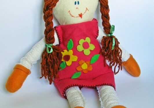 Sandomierz: Szyją lalki, aby pomóc śmiertelnie chorej dziewczynce.