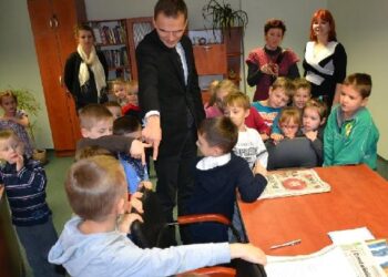Dzieci przymierzały się do fotela starosty.