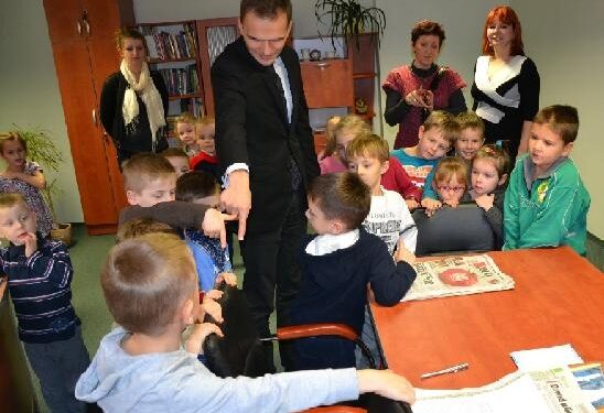 Dzieci przymierzały się do fotela starosty.