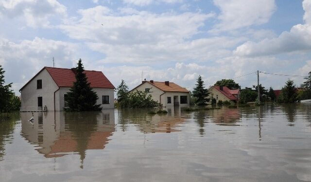 Poszkodowani w powodzi z 2010 roku mogą przyłączać się do pozwu zbiorowego.