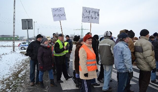 Zablokowali krajówkę bo już ósmy rok upominają się o chodnik