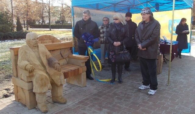 Tarnobrzeg. Odsłonięto ławeczkę Słomki