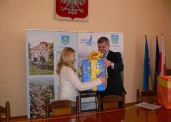 Tarnobrzeg. Rozdano nagrody zwycięzcom III edycji loterii 'Jestem stąd'.