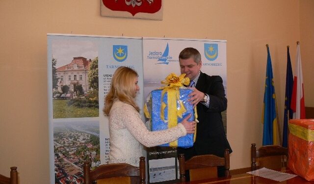 Tarnobrzeg. Rozdano nagrody zwycięzcom III edycji loterii 'Jestem stąd'.