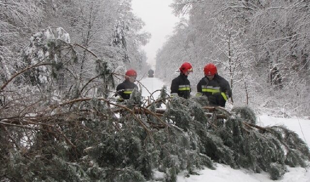 Zima nie odpuszcza. Strażacy pomagają.