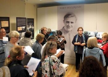 Uroczyste otwarcie wystawy poświęconej misjonarzowi Afryki.