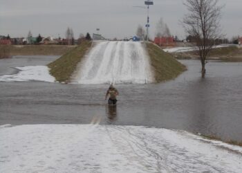 Śnieg stopniał i drogę zalało.