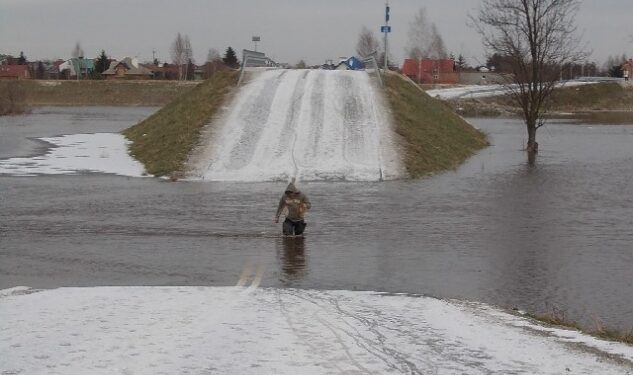 Śnieg stopniał i drogę zalało.