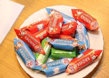 Mleczny cukierek, popularna "krówka" kością niezgody między mleczarniami
