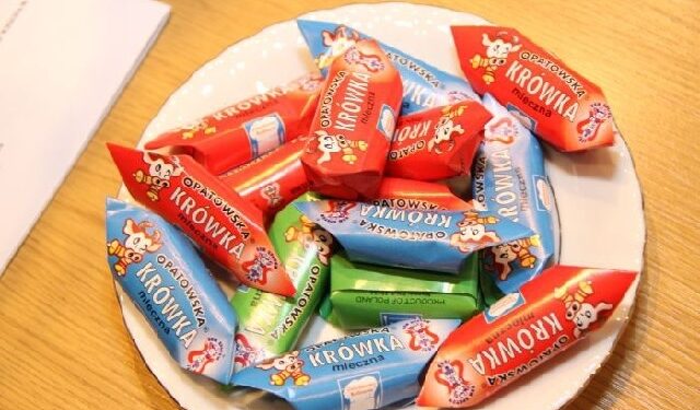 Mleczny cukierek, popularna "krówka" kością niezgody między mleczarniami