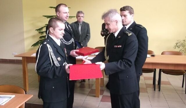 Podziękowania dla strażaków.