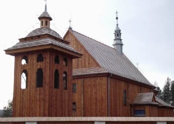 Kolbuszowa: Skansen wzbogacił się o zabytkowy zespół sakralny z Rzochowa i starą szkołę z Trzebosi.