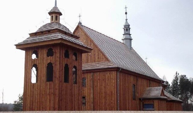Kolbuszowa: Skansen wzbogacił się o zabytkowy zespół sakralny z Rzochowa i starą szkołę z Trzebosi.