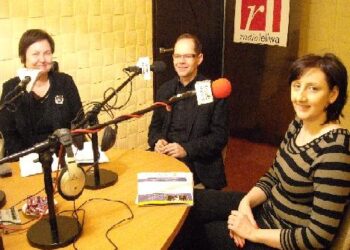 Poseł Renata Butryn, dyrektor LO w Stalowej Woli Mariusz Potasz i Elżbieta Komsa – nauczyciel przedsiębiorczości