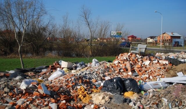 Sterta śmieci przy drodze wojewódzkiej w Tarnobrzegu